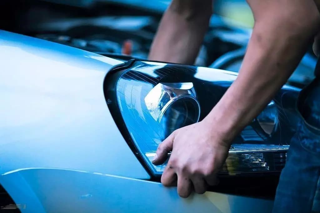 Perfekter Lackschutz durch Schutzfolie für matte Autolacke bei matt schwarze Folierung – Royal Glanz GmbH macht den Unterschied