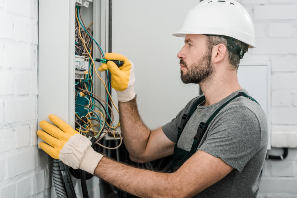 Zuverlässigkeit elektrischer Systeme durch die Prüfung ortsfester elektrischer Anlagen erhöhen
