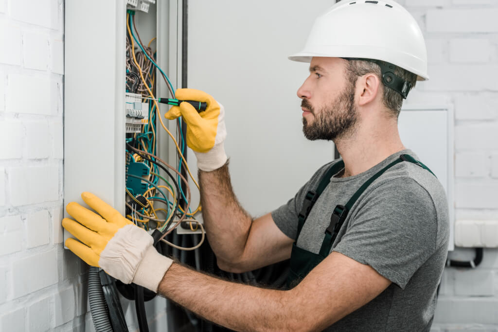 Zuverlässigkeit elektrischer Systeme durch die Prüfung ortsfester elektrischer Anlagen erhöhen